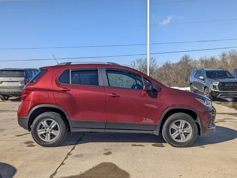 Used 2022 Chevrolet Trax LT w/ LT Convenience Package image 6