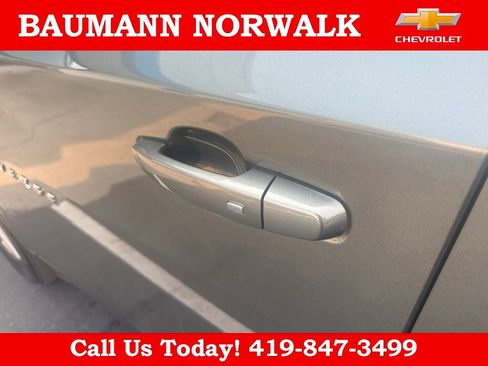 Used 2023 Chevrolet Traverse LT FWD image 13