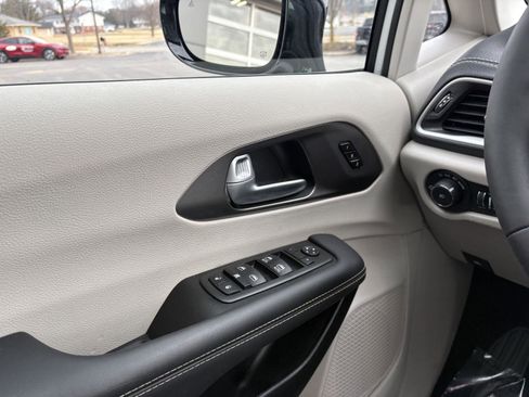 Used 2024 Chrysler Pacifica Touring-L w/ Road Tripper Package image 13