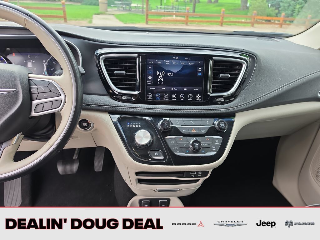 Used 2020 Chrysler Pacifica Limited FWD image 18