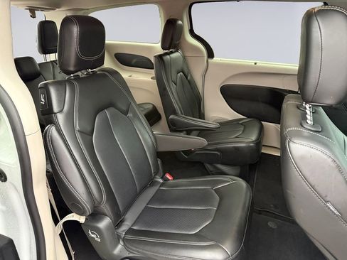 Certified 2024 Chrysler Pacifica Touring-L image 21
