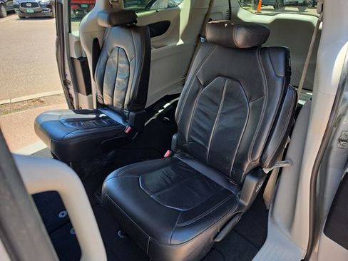 Used 2017 Chrysler Pacifica Touring-L FWD image 15