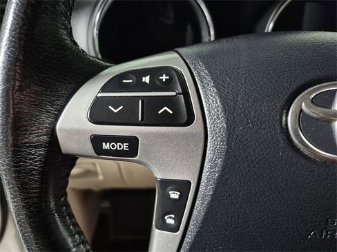 Used 2012 Toyota Highlander Limited image 25