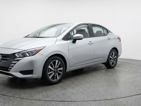 Used 2025 Nissan Versa SV image 3
