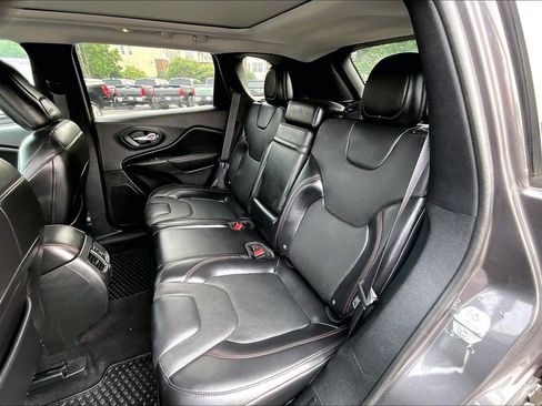 Used 2019 Jeep Cherokee Trailhawk AWD/4WD image 25