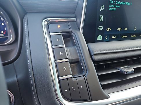 Used 2024 Chevrolet Suburban Z71 w/ Luxury Package image 19