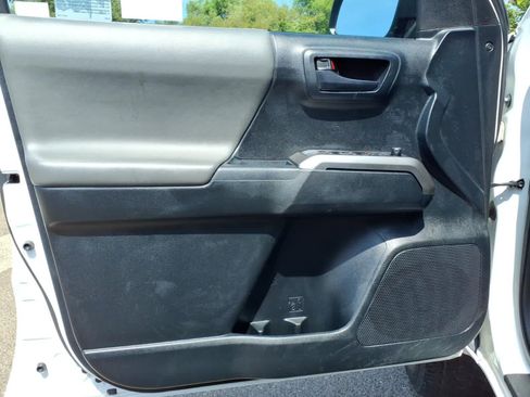 Used 2017 Toyota Tacoma SR5 w/ Tow Package RWD image 12