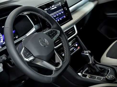 Certified 2025 Volkswagen Taos SE w/ Panoramic Sunroof Package image 10