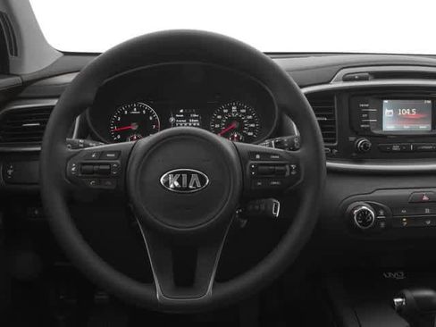 Used 2017 Kia Sorento FWD w/ LX Convenience Package image 9