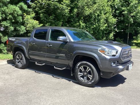 Used 2019 Toyota Tacoma TRD Sport w/ Technology Package AWD/4WD image 10