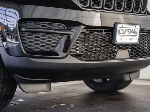 New 2025 Jeep Grand Cherokee Altitude image 13