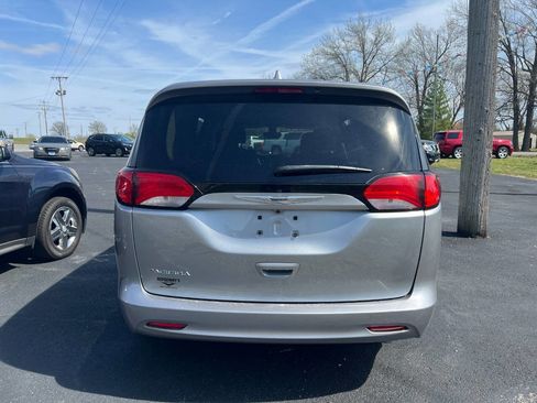 Used 2017 Chrysler Pacifica Touring image 4