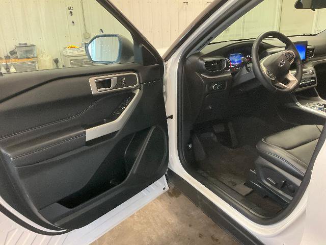 Certified 2024 Ford Explorer XLT w/ Equipment Group 202A AWD/4WD image 8