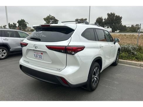 Used 2023 Toyota Highlander XLE FWD image 3