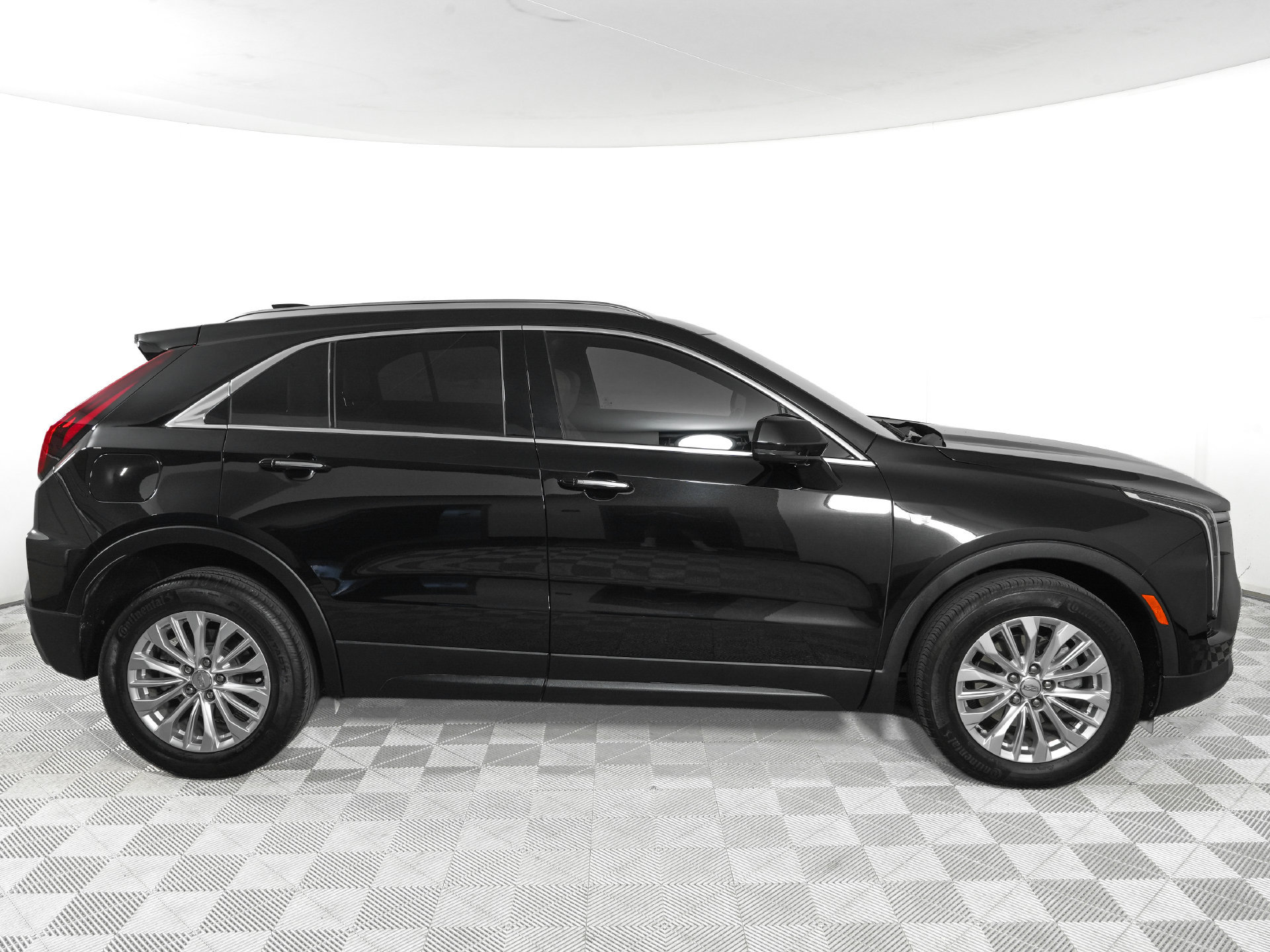 Used 2024 Cadillac XT4 Luxury w/ Cold Weather Package FWD image 4