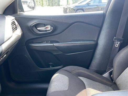 Used 2017 Jeep Cherokee Sport FWD image 29