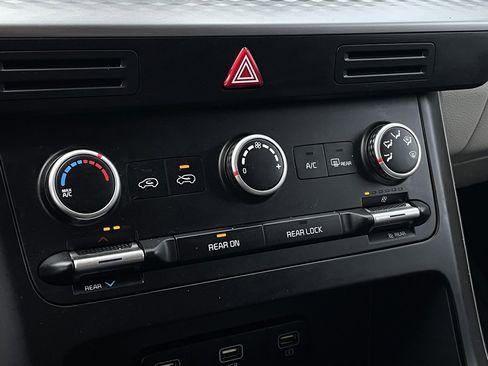 Certified 2023 Kia Carnival LX image 16