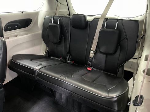 Used 2018 Chrysler Pacifica Limited image 32