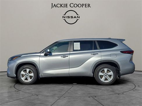 Used 2024 Toyota Highlander LE image 6