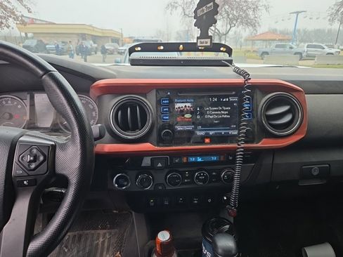 Used 2016 Toyota Tacoma TRD Off-Road image 10