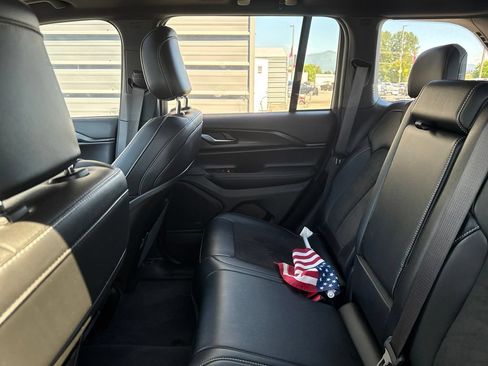 Used 2025 Jeep Grand Cherokee Altitude AWD/4WD image 9