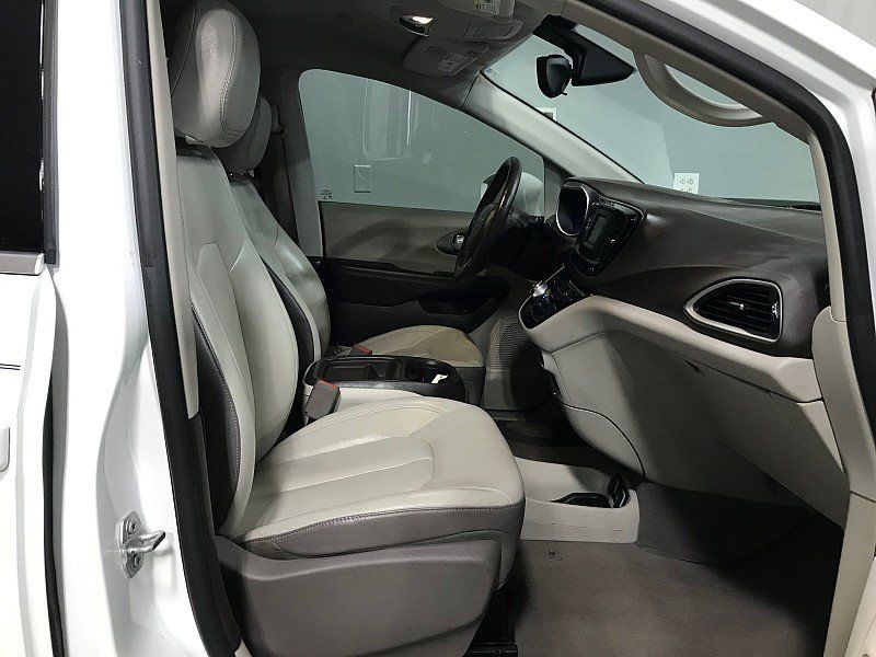Used 2017 Chrysler Pacifica Touring-L FWD image 13
