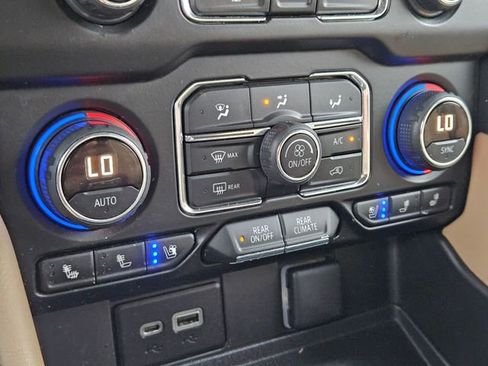 Used 2021 Chevrolet Tahoe Premier w/ Premium Package RWD image 19