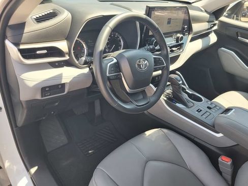 Used 2023 Toyota Highlander XLE AWD/4WD image 9