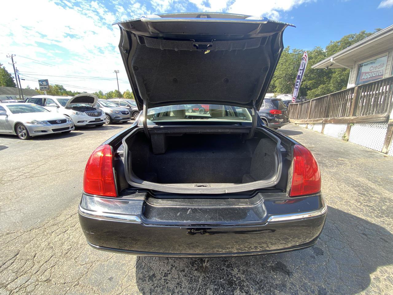 Used 2011 Lincoln Town Car Signature Limited RWD image 24