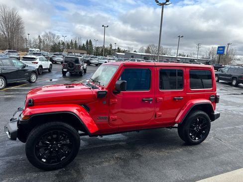 Used 2025 Jeep Wrangler Sahara w/ Safety Group image 10