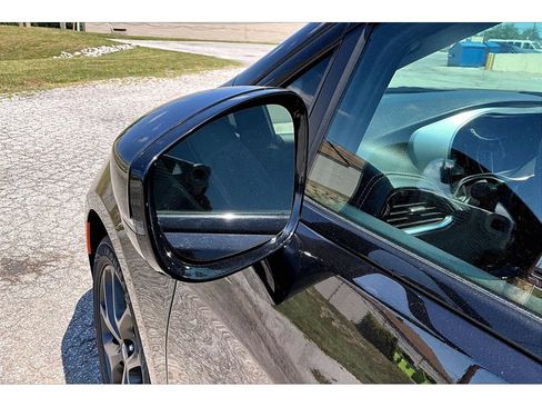 Certified 2025 Chrysler Pacifica Limited FWD image 33