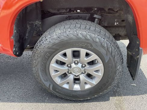 Used 2018 Toyota Tacoma SR5 AWD/4WD image 8