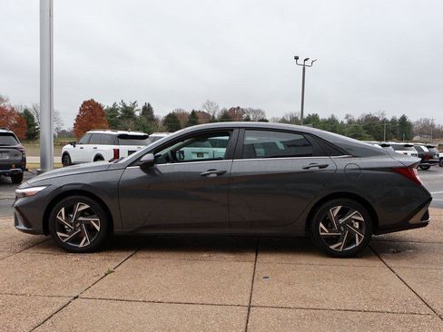 New 2025 Hyundai Elantra Limited image 3