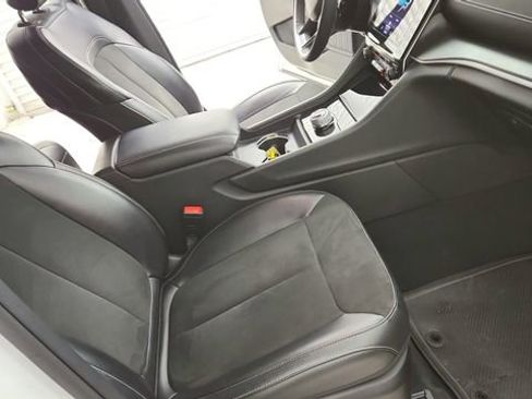 Used 2023 Jeep Grand Cherokee Altitude image 19