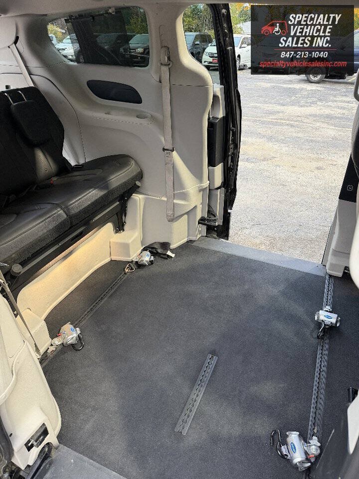 Used 2018 Chrysler Pacifica Touring-L FWD image 14