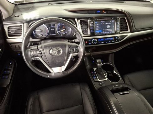 Used 2014 Toyota Highlander XLE image 2