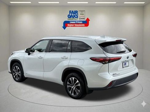 Used 2023 Toyota Highlander XLE AWD/4WD image 9