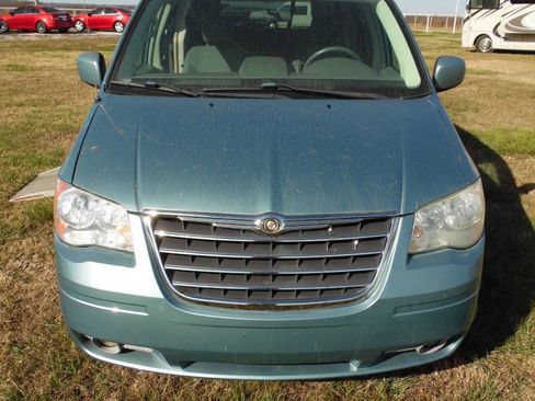 Used 2008 Chrysler Town & Country Touring image 9