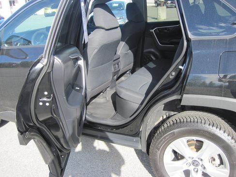 Used 2021 Toyota RAV4 LE AWD/4WD image 8