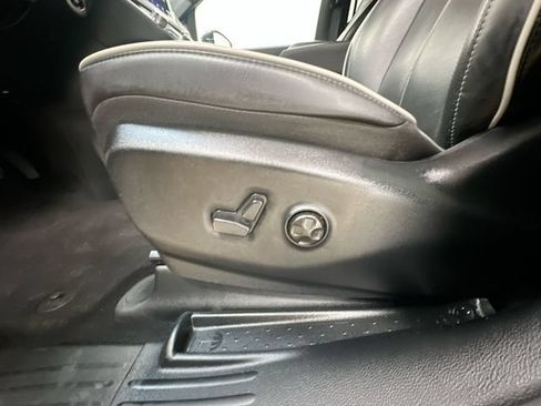 Used 2025 Chrysler Pacifica Limited FWD image 15