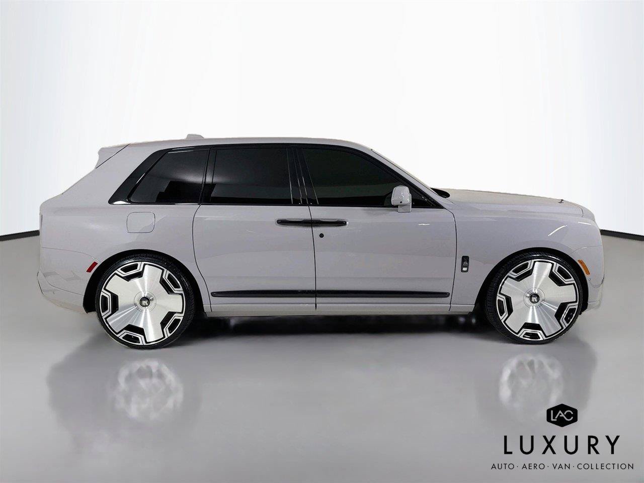 Used 2025 Rolls-Royce Cullinan Black Badge AWD/4WD image 4