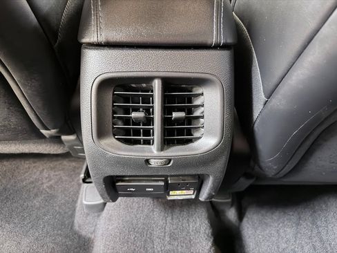 Used 2019 Jeep Cherokee Latitude Plus w/ Comfort/Convenience Group FWD image 20