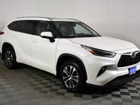 Used 2021 Toyota Highlander XLE image 4