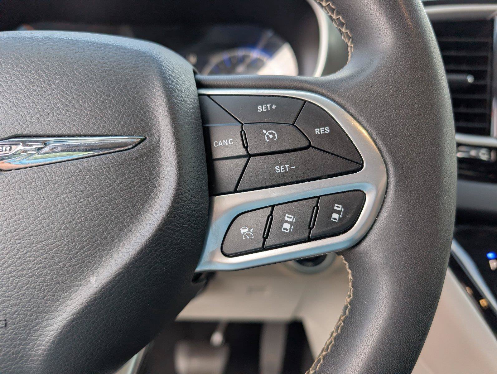 Used 2024 Chrysler Pacifica Touring-L FWD image 25