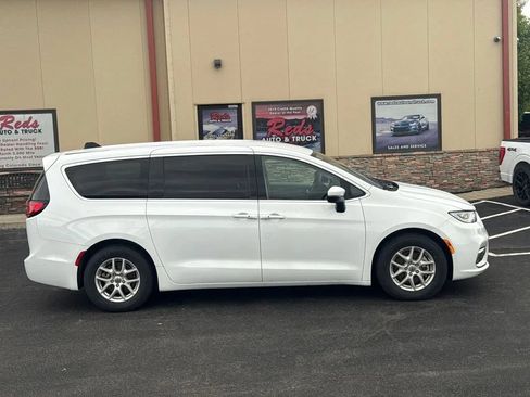 Used 2023 Chrysler Pacifica Touring-L FWD image 43