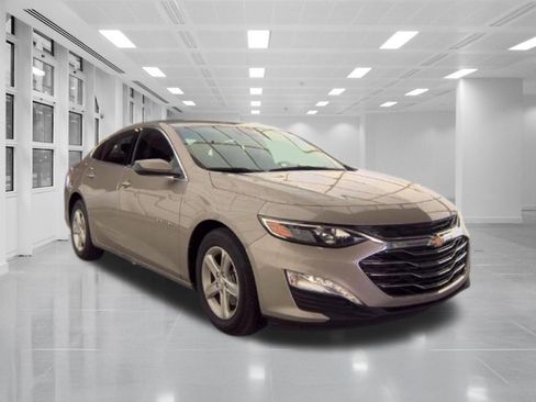 Used 2025 Chevrolet Malibu LT FWD image 2
