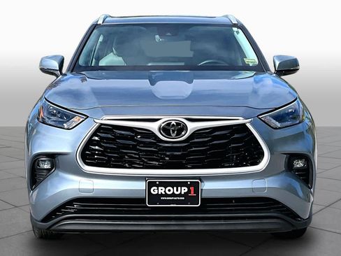 Used 2022 Toyota Highlander XLE AWD/4WD image 4