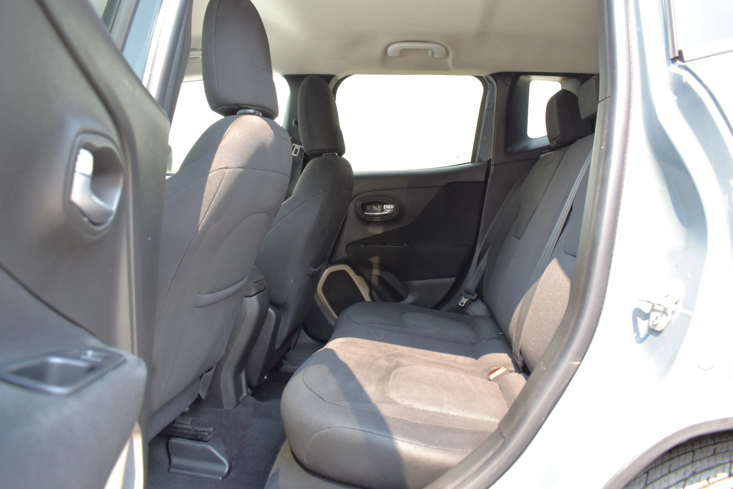 Used 2017 Jeep Renegade Latitude FWD image 14