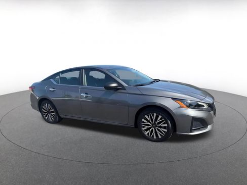 Used 2025 Nissan Altima 2.5 SV FWD image 2