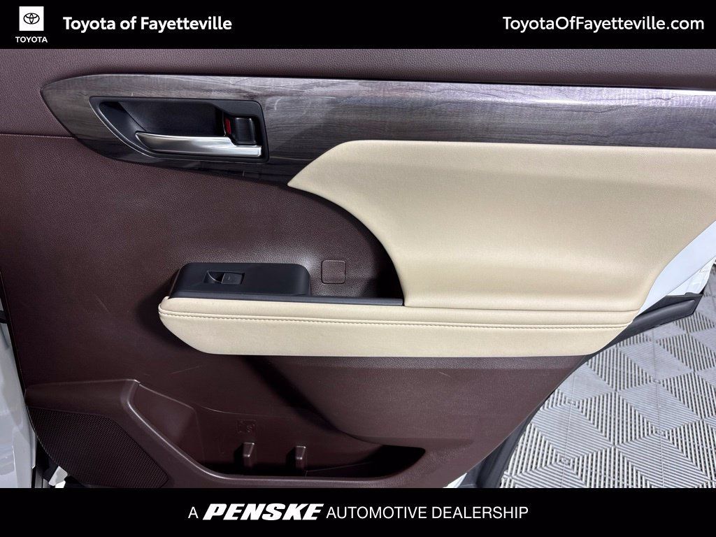 Used 2021 Toyota Highlander Limited FWD image 17